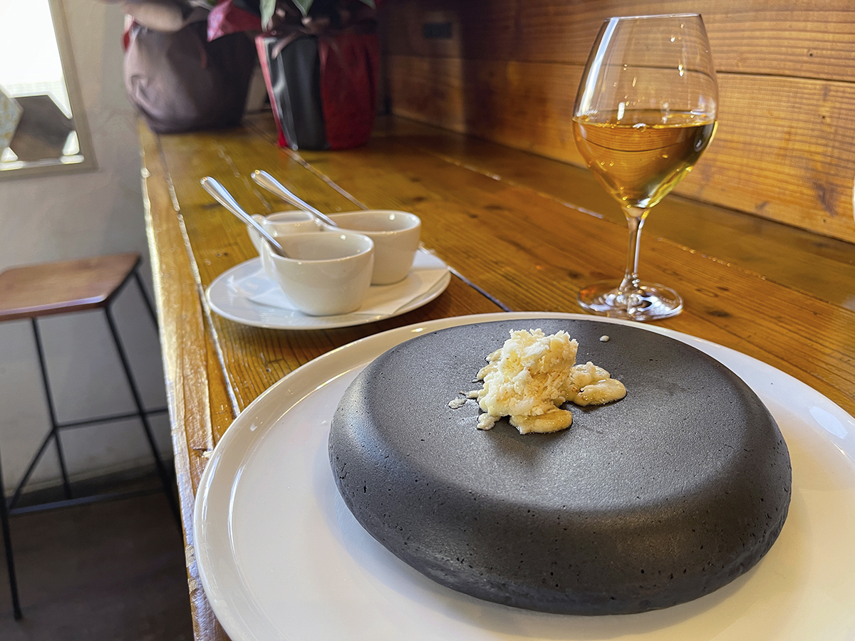 「黒いホットケーキセット（コーヒーor紅茶付き）」2200円