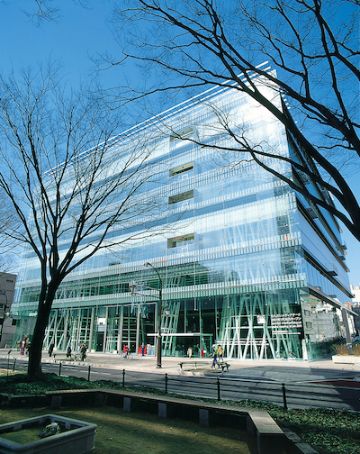 伊東豊雄氏設計のせんだいメディアテーク（写真提供：宮城県観光プロモーション推進室）