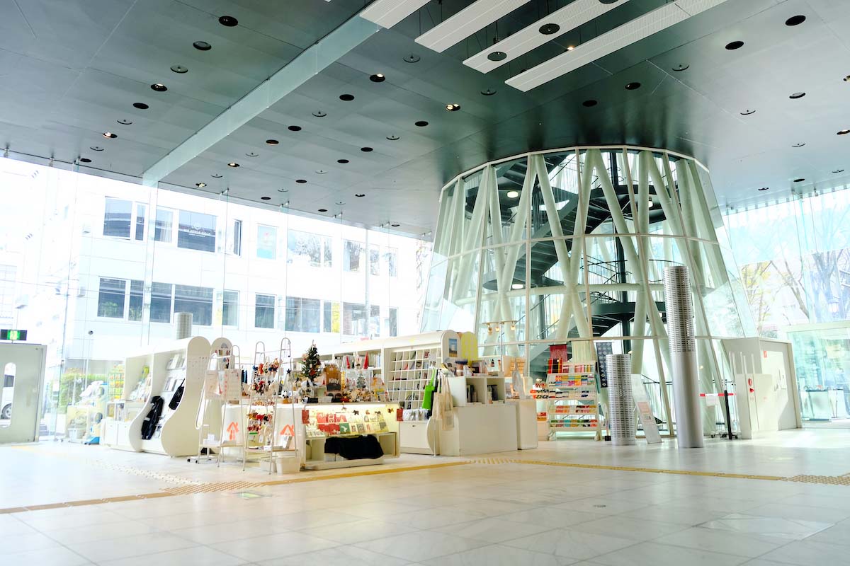 せんだいメディアテークの1階に入る「KANEIRI Museum Shop6」