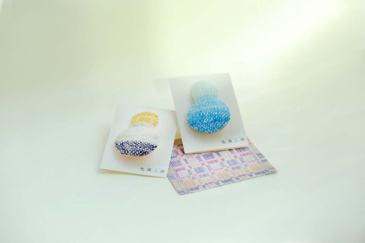 色葉工房の「ブローチ（雪だるま）」（各1650円）と「コースター」（1100円）
