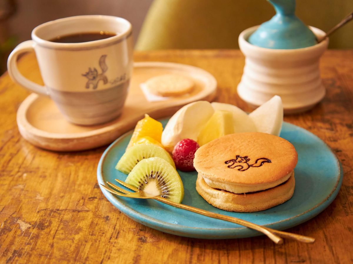 「佐助焼き」（季節のフルーツ・クリーム付き）440円＋「佐助ブレンド」550円 ※テイクアウト「佐助焼き）単品 220円