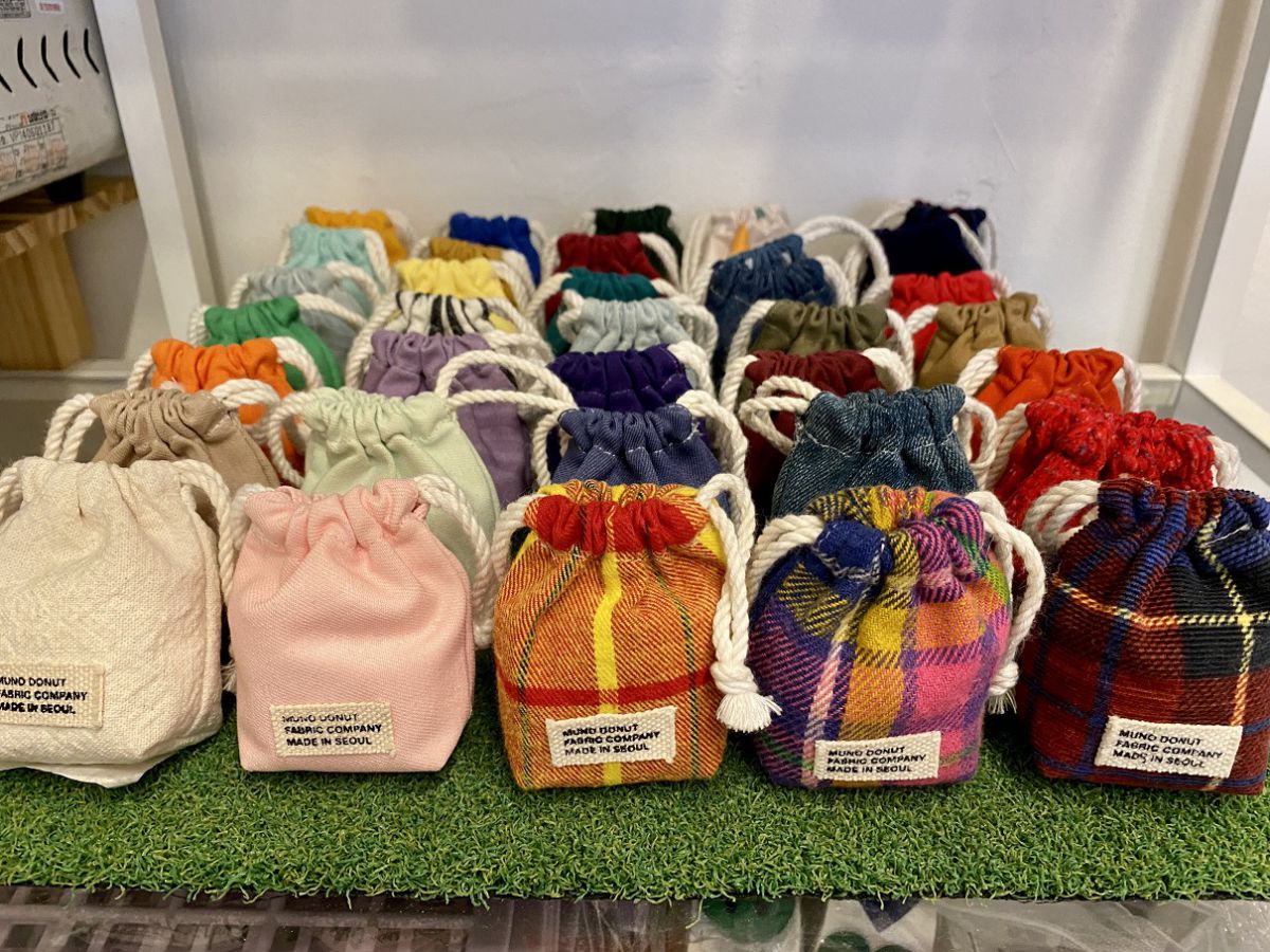 ショップで一番人気はワイヤレスイヤフォンパウチで、１つ8000ウォン