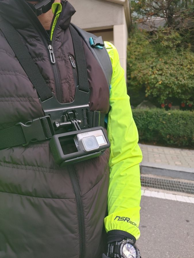 胸から下げているのがカメラ。