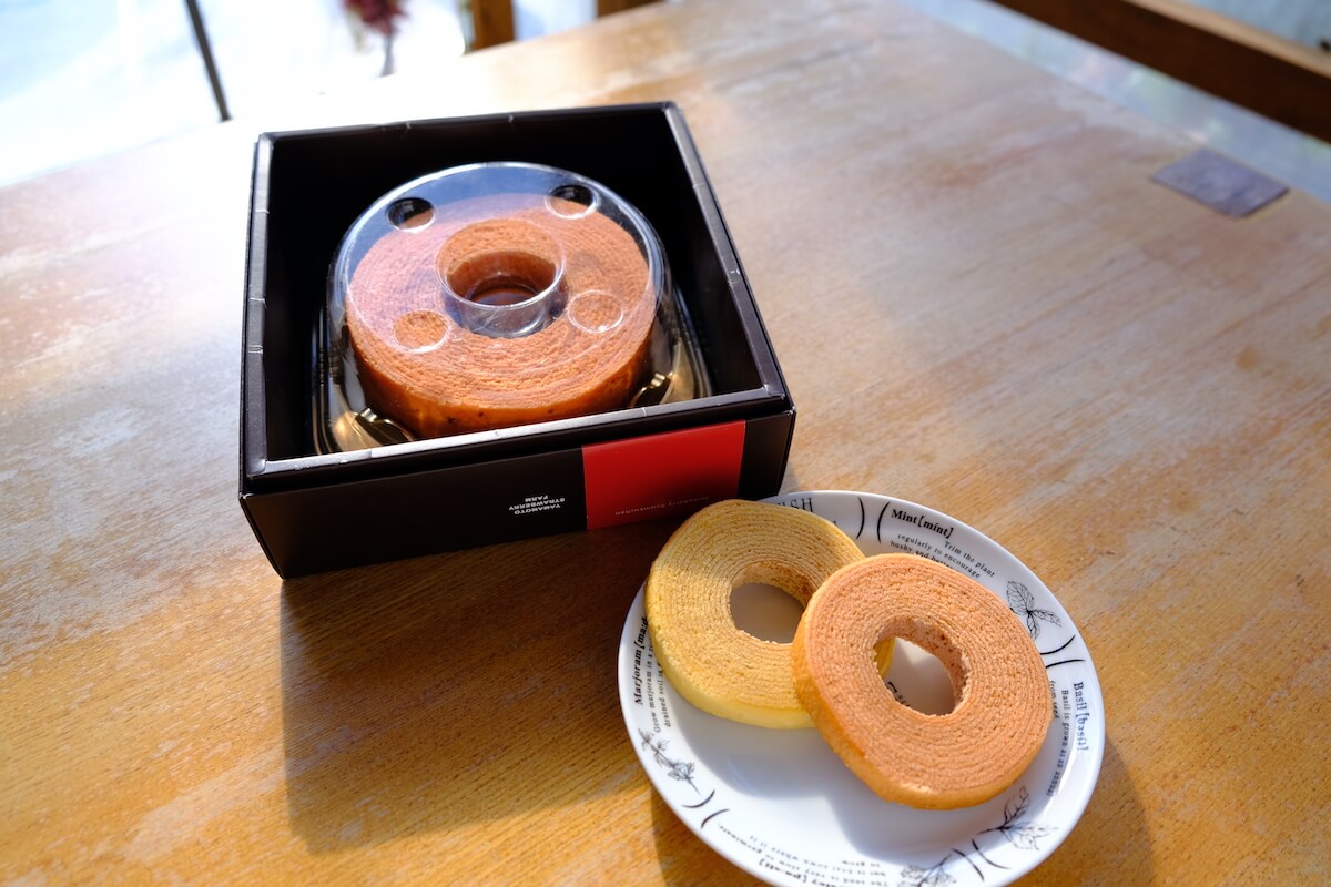 直売所で購入できるバームクーヘン 大1620円（いちご）、小194円（いちご、プレーン）