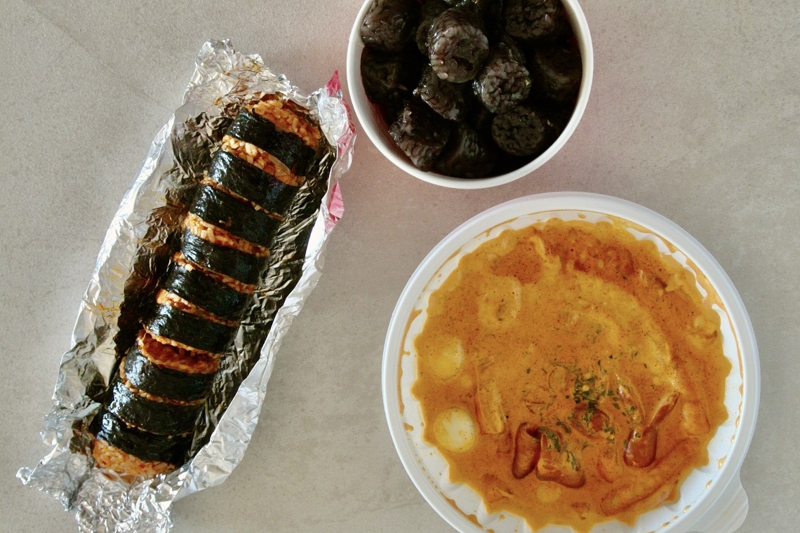 トッポキ、キンパッ、スンデでランチをデリバリーというと、こんな感じでデリバリーされます