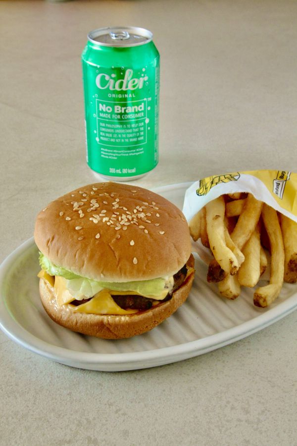 お肉がたくさん入ったミートマニアハンバーガーセット。