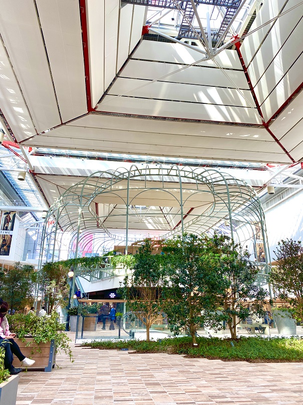 まるで屋外の公園をお散歩しているような気分