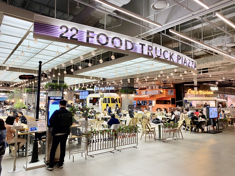 約90店舗のお店が集まります