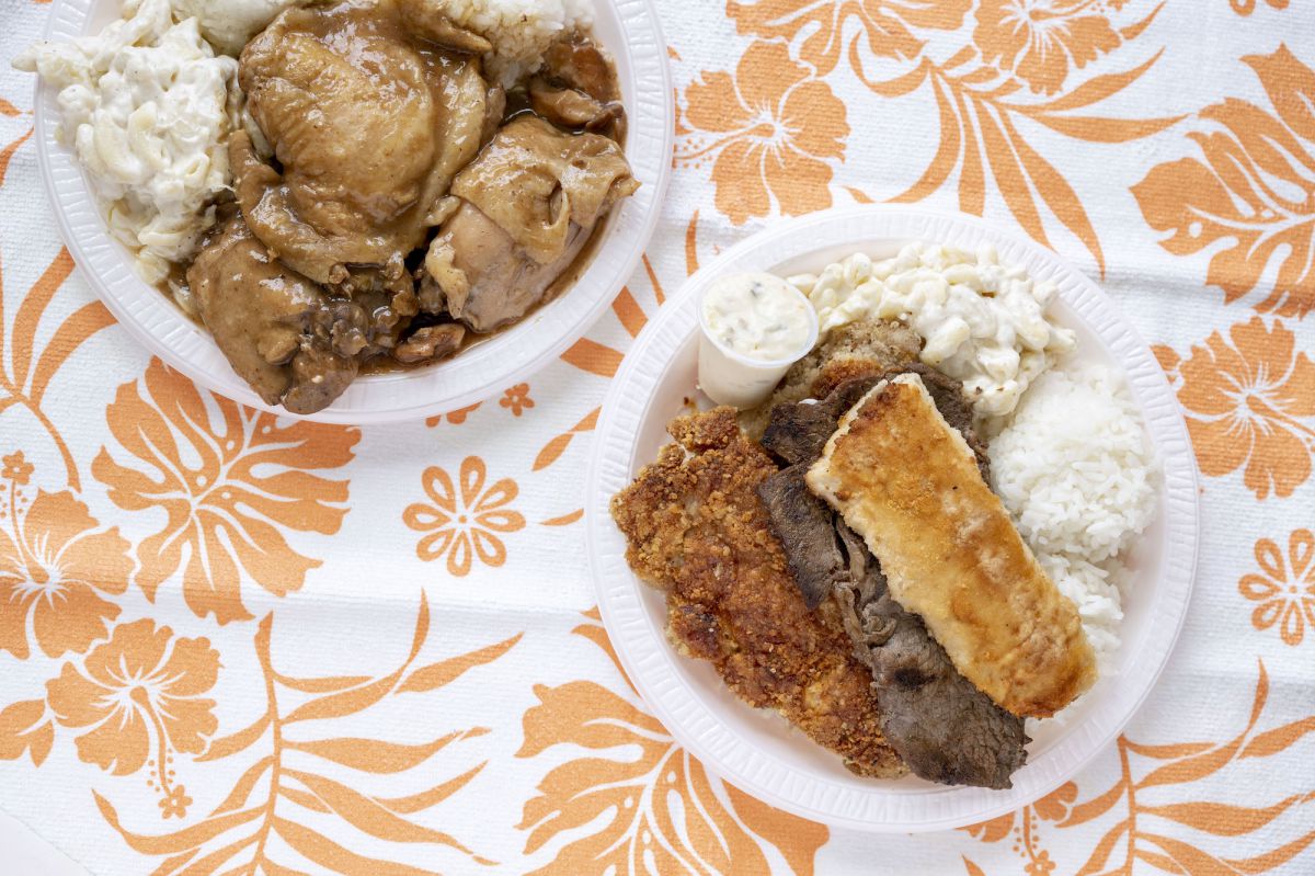 左上「骨なしチキンのカツレツ・グレービーソース」$9.50、右下「ミックスプレート」$10.50