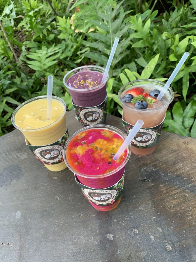 手前から時計回りに「ピタヤ・スムージー」$9.75、「ラナイ・スムージー」$7.95、「アサイ・スムージー」$8.95、「トロピカル・センセーション」$5.95