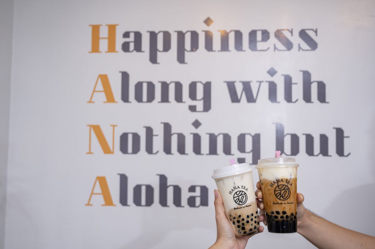 左から「香港スタイルボバミルクティー」Lサイズ$5.20〜、「黒糖ボバミルクティー」Lサイズ$5.25〜（写真はいずれもチーズフォームなどのトッピングあり）