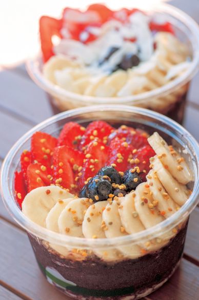 「トロピカルトライブボウル」スモール$7〜（写真はプレミアムトッピング付き）