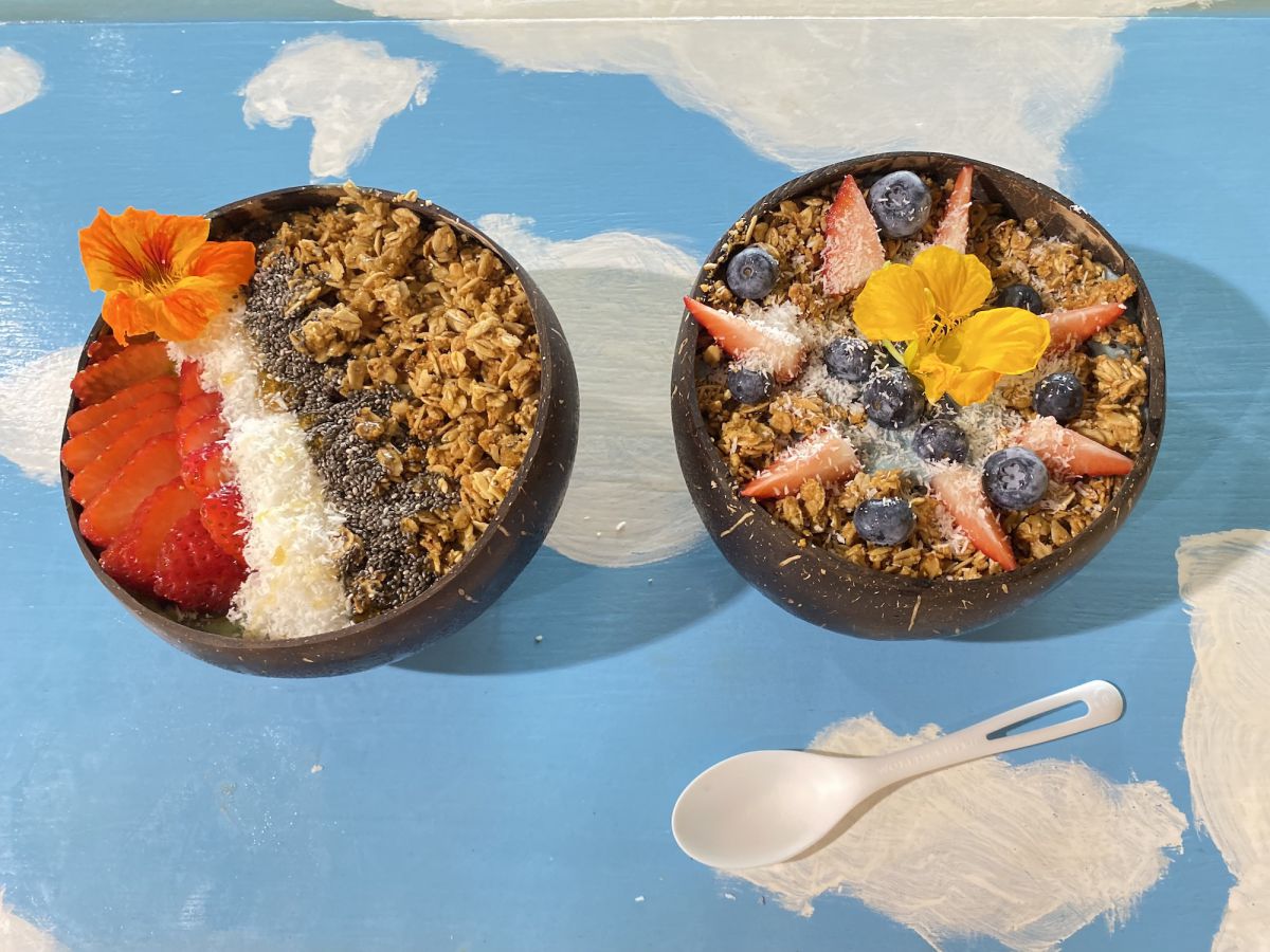 左から「ジャングル抹茶ボウル」$11.95、「ブルードリームボウル」$11.95