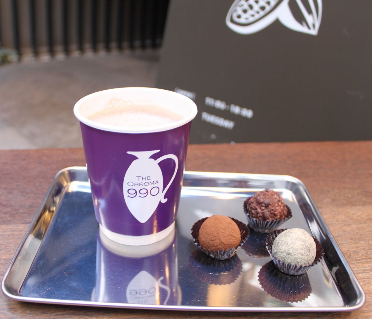 カカオラテ（500円）、トリュフ（上から時計まわりにラジャ、ほうじ茶、プレーン／1粒350円）