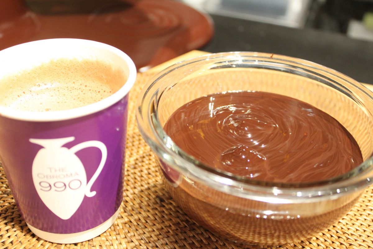 右が搾りたてのカカオマス