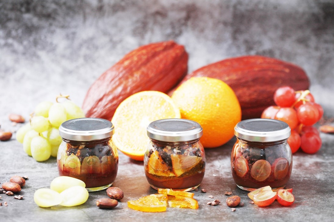 季節のフルーツを詰め込んだカカオパフェ（左からグリーングレープ、オレンジ、レッドグレープ 各580円）