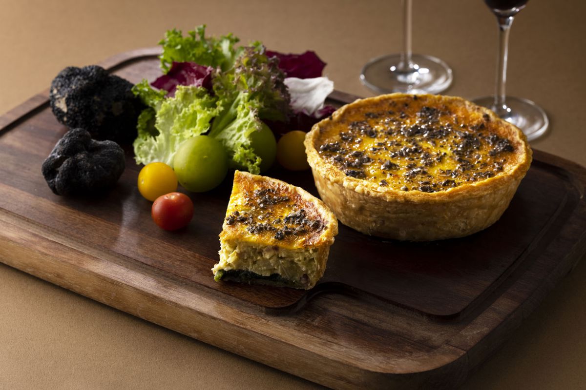「ほうれん草と深谷ネギのキッシュ 黒トリュフ風味」レストラン ブラン ルージュ(東京ステーションホテル)／3,000円