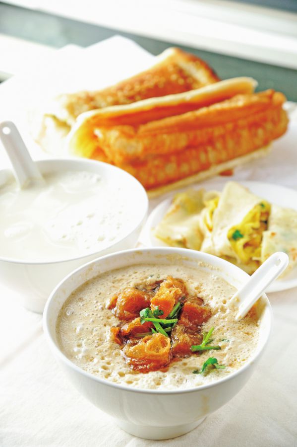 手前から時計回り／鹹豆漿 NT$35、甜豆漿（熱）NT$30、薄餅夾油條NT$50、蛋餅NT$30