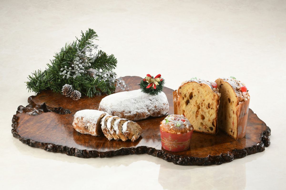 「シュトーレン」Lサイズ2700円（左奥）、Sサイズ1296円（左手前）。「Brioche de Noël（ブリオッシュ・ド・ノエル）」Lサイズ756円（右奥）、Sサイズ378円（右手前）