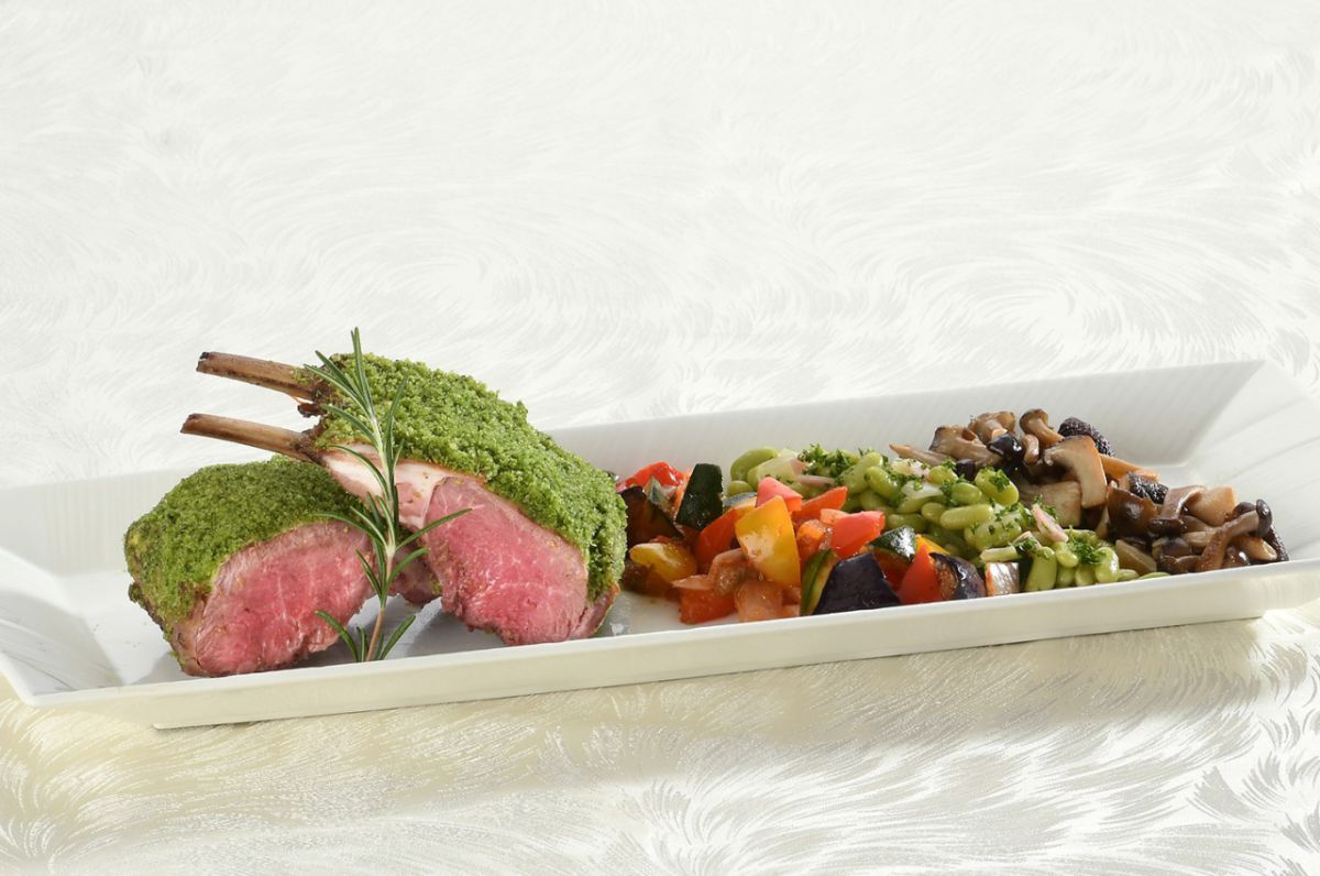 「骨付き仔羊背肉ロースト」3780円（1名分）※写真は2名分