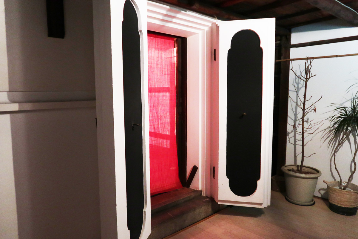 部屋の入口はまさに蔵の大きな扉