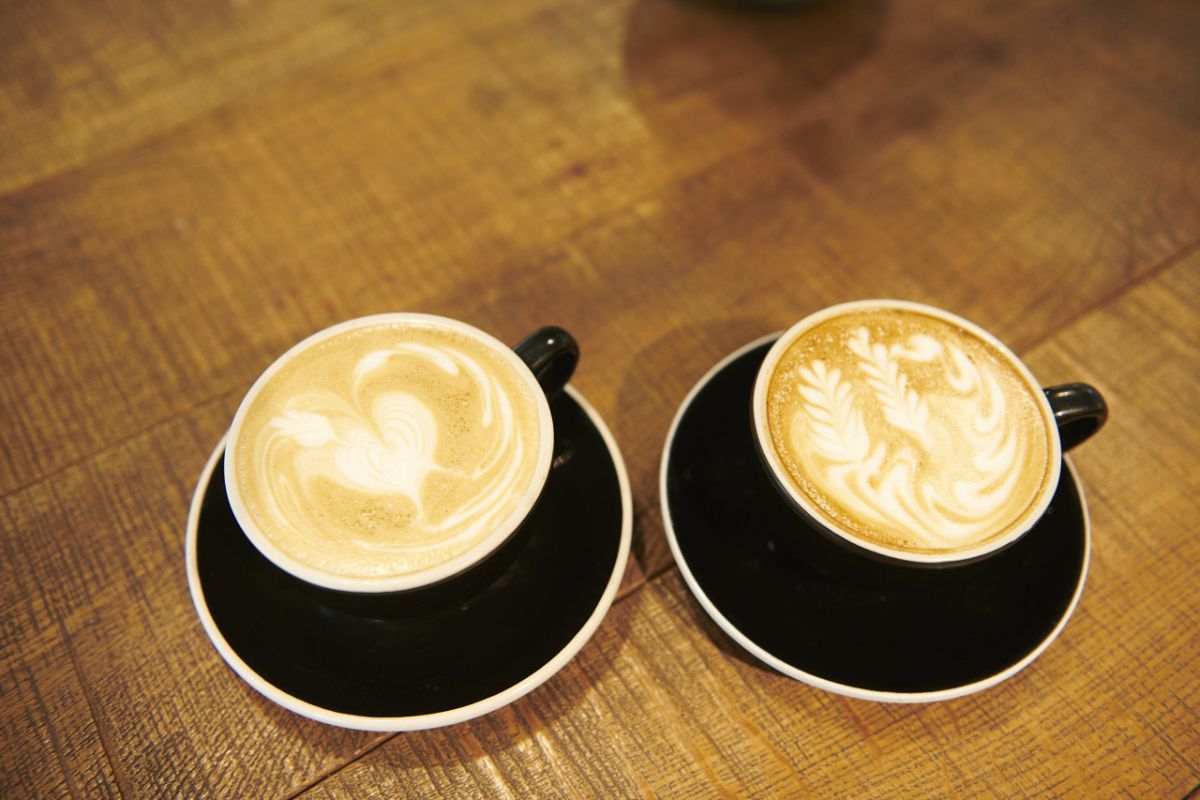 左から「フレーバーラテ／季節限定」700円〜 「ラテ」550円