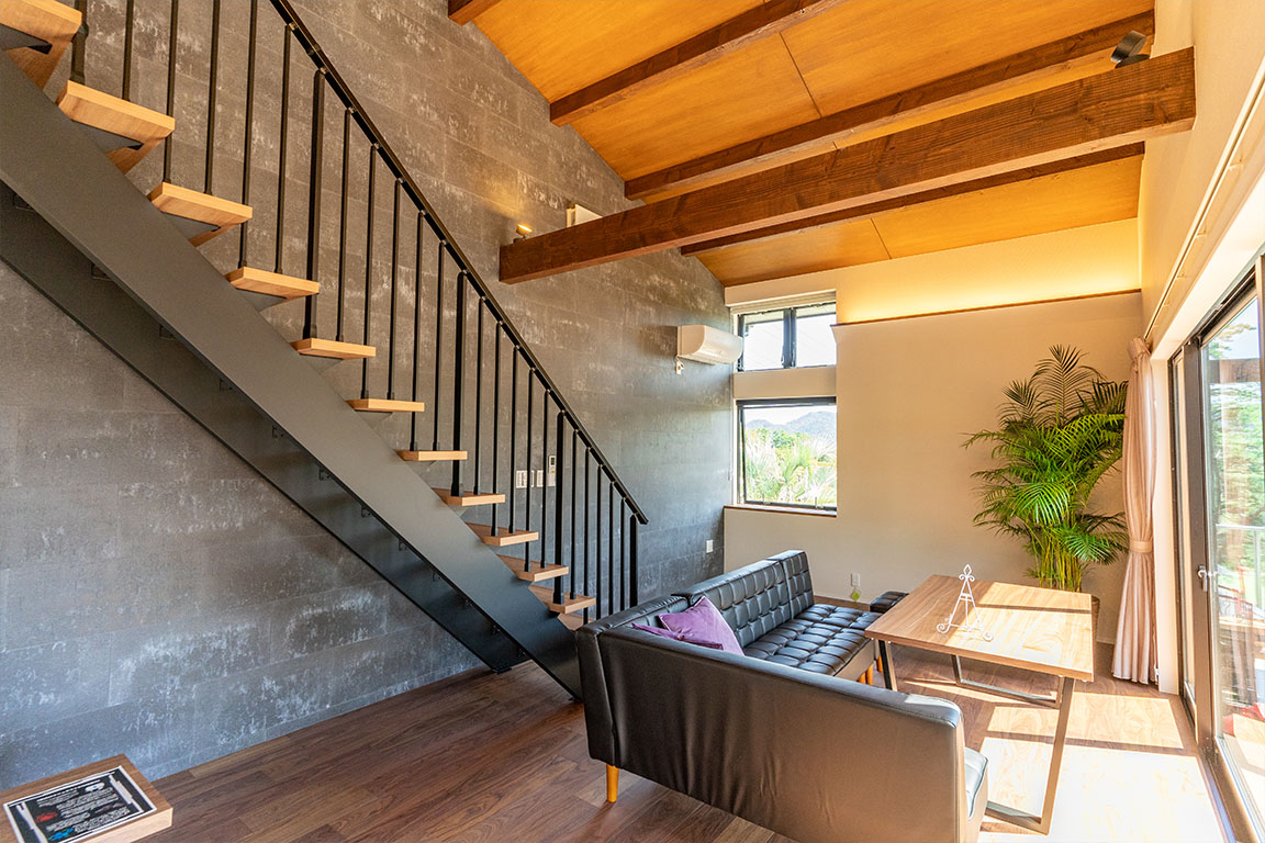 室内面積：1階46.1㎡、2階24.8㎡ 延床面積70.9㎡ 定員：6名