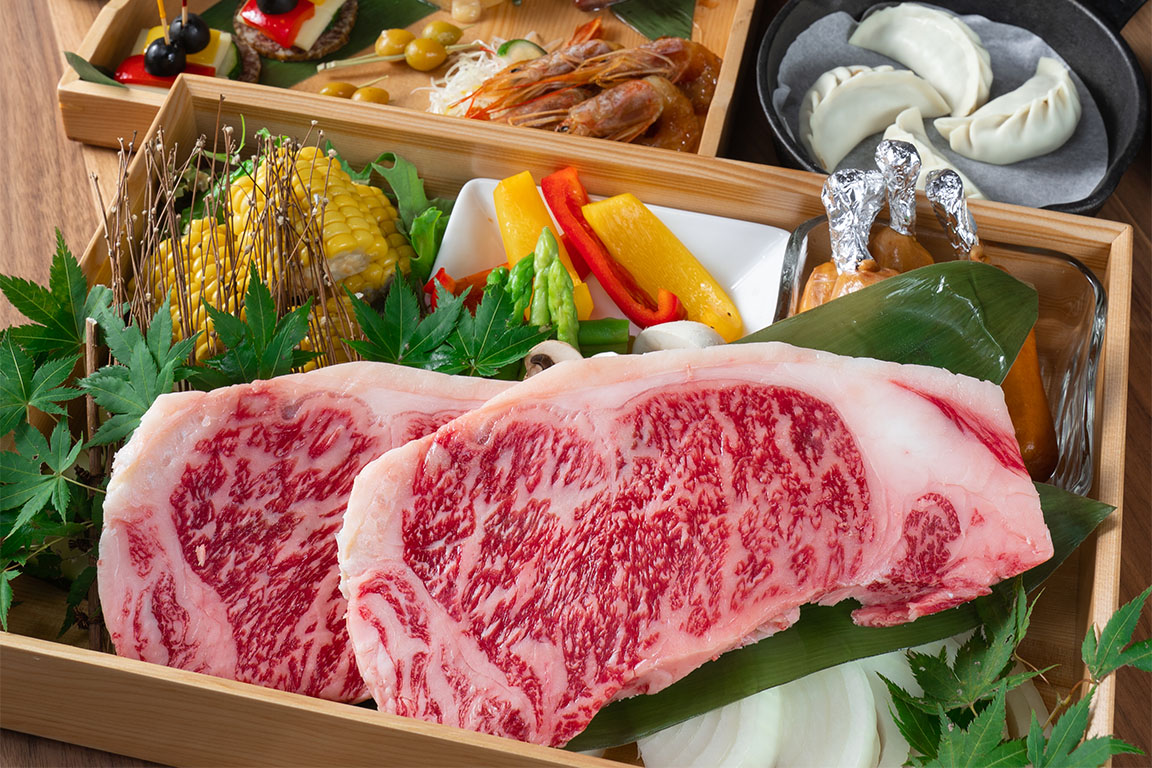 グランピングBBQ（特選和牛ロース、骨付きウインナー、焼き野菜、和洋中オードブル、 季節のサラダ イタリアンドレッシング、季節の炊き込みご飯、季節のデザート）
