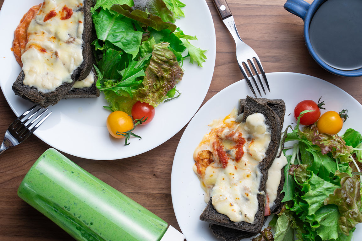 朝食メニュー（自家製水耕野菜とフルーツのスムージー、クロックムッシュ、自家製水耕野菜のサラダ、選べるこだわりのコーヒー＆ハーブティー）