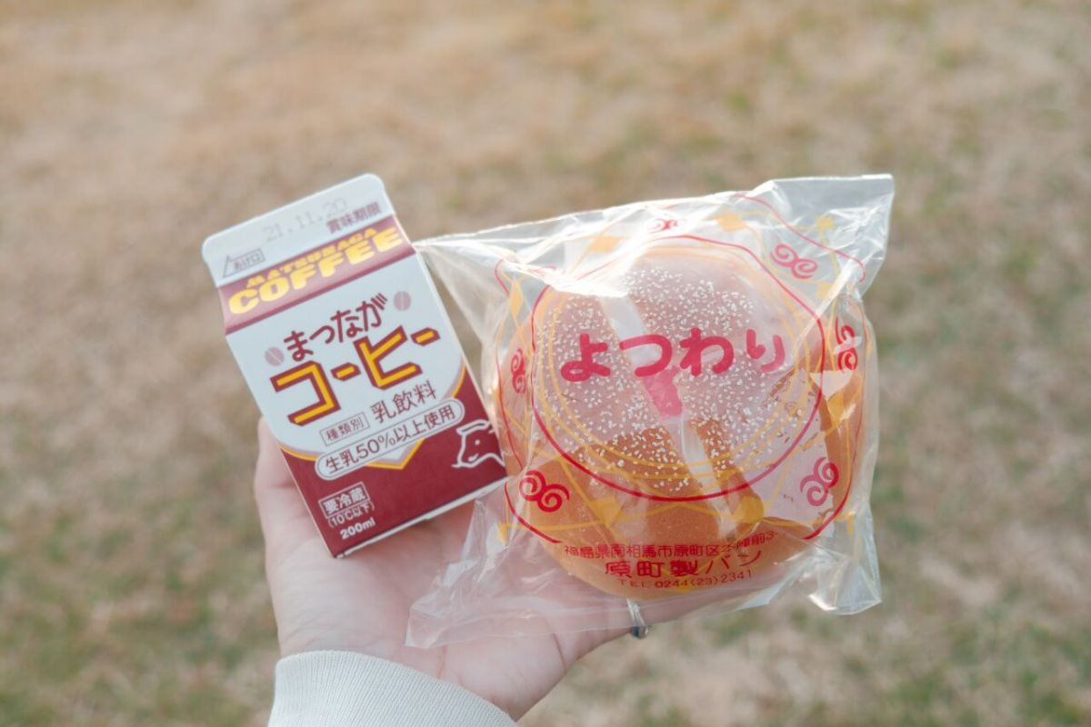 左／まつながコーヒー（100円）、右／よつわりパン（148円）