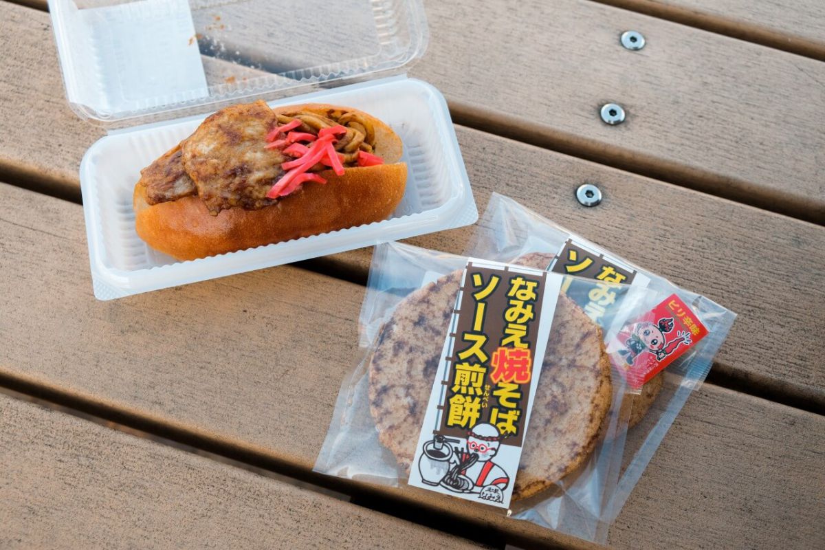 左／ちびなみえ焼そばパン（195円）、右／なみえ焼そばソース煎餅（1枚130円）