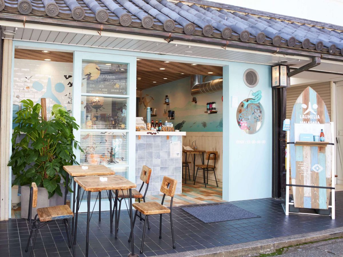 南国の雰囲気と瓦屋根のコントラストも特徴的