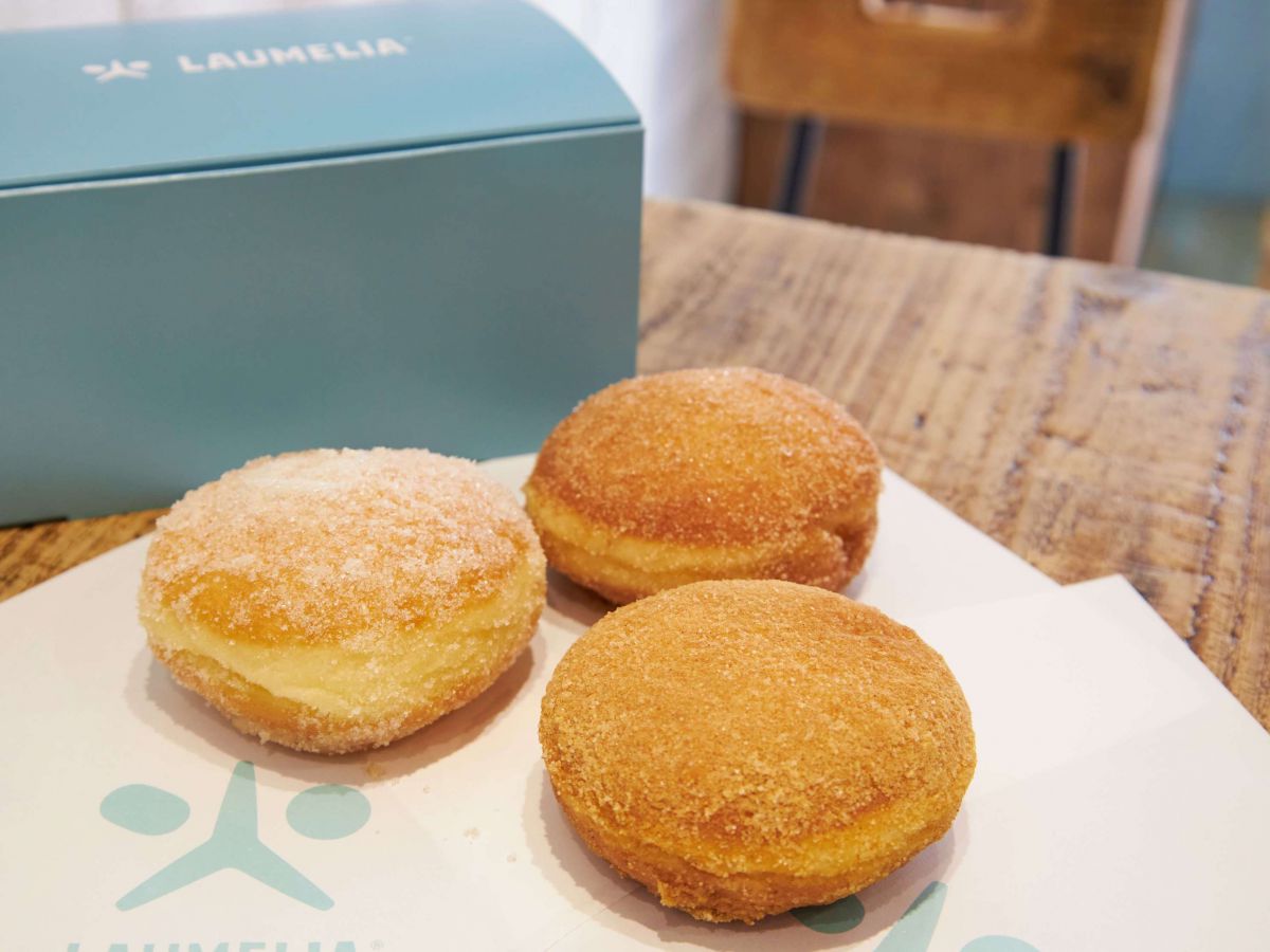 「マラサダ」各250円 ※手前から時計回りに「きな粉砂糖」「シュガー」「シナモンシュガー」