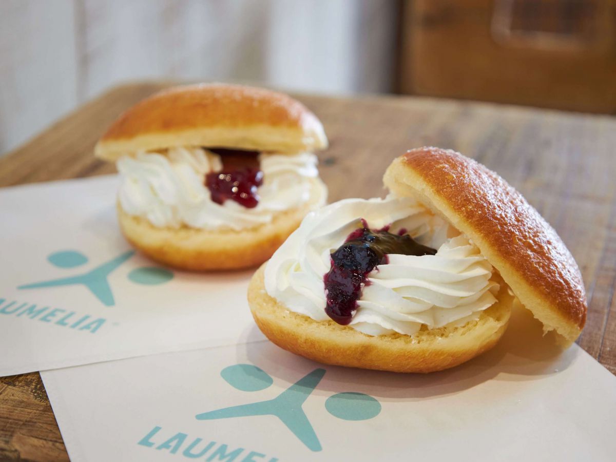 「スペシャルマラサダ」各400円 ※手前から「ブルーベリークリーム」「ストロベリークリーム」