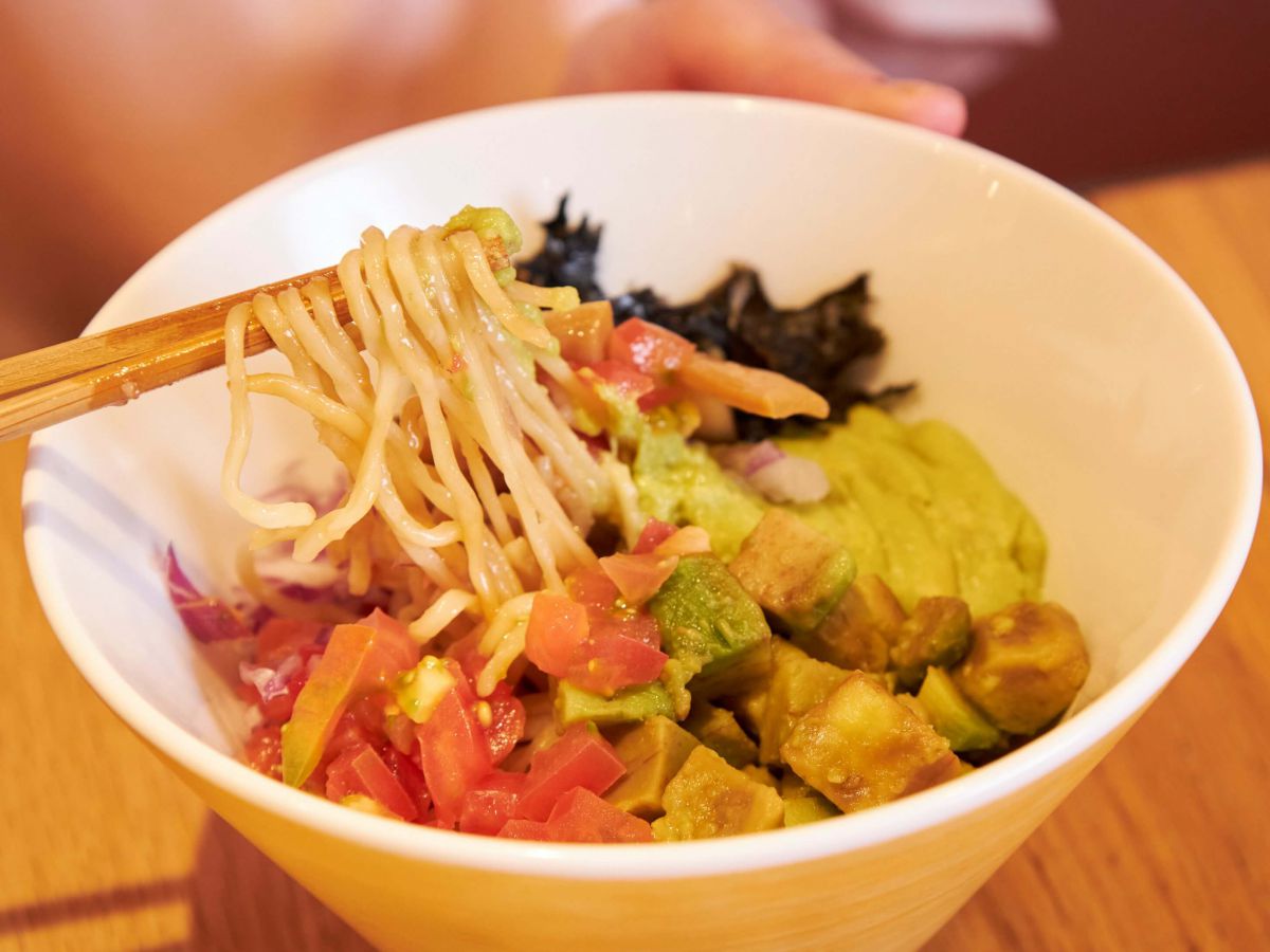 油そばの具材は、アボカドのほかにトマト・タマネギ・メンマ・韓国のりの計5種類