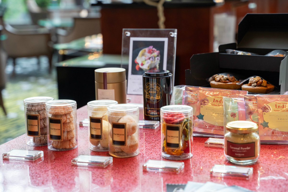 焼き菓子や紅茶などもラインナップ