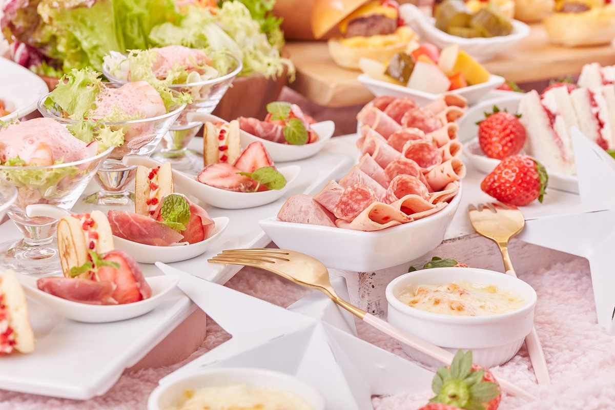 「シーフードカクテル」や「生ハムイチゴ」などのフードメニュー