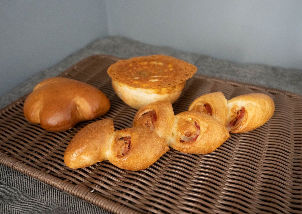 （左から時計回りに）「クリームパン」210円（税込）、「カレーパン」220円（税込）、「ベーコンエピ」220円（税込）