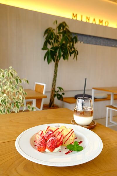 ミナトプレート ベリー850円(季節限定)、カフェラテ450円 ※ドリンクはミナモプレートと一緒に注文でドリンク100円引き