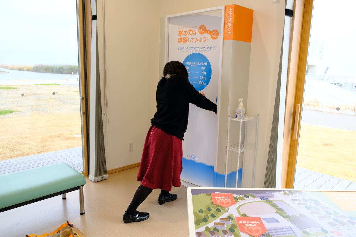水深30cmまで水が溜まった時のドアの重さを体感できる展示