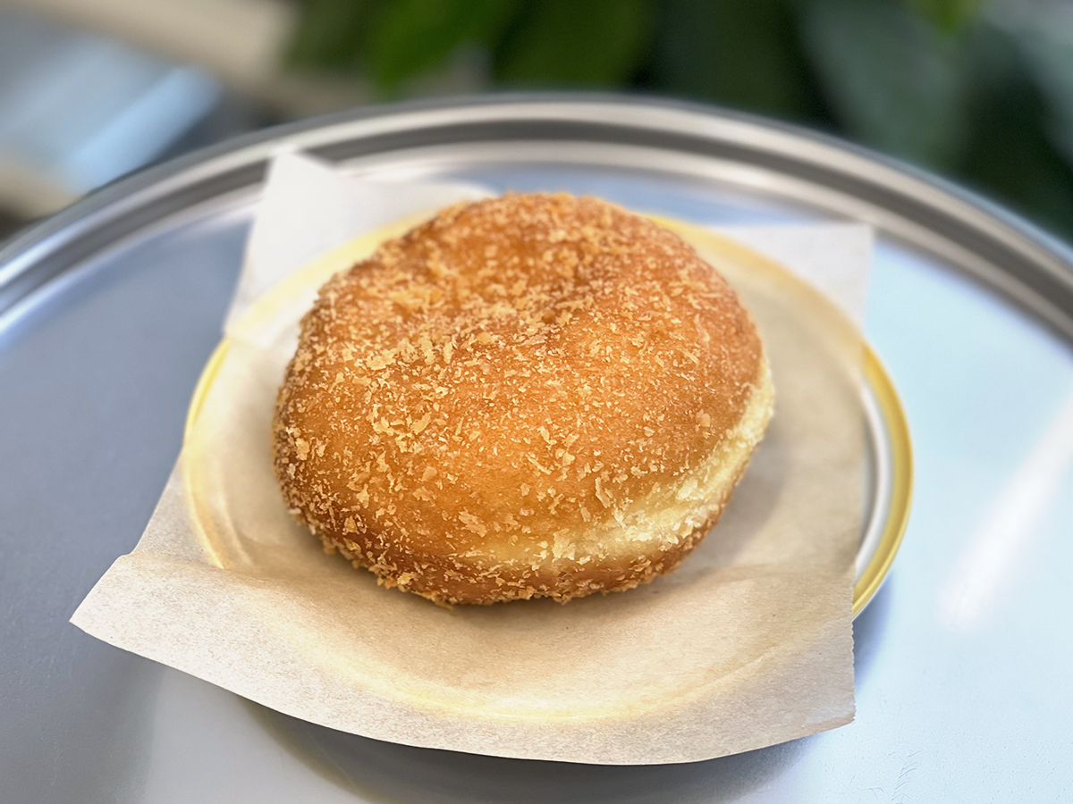 「牛すじ煮込みの揚げカレーパン」302円