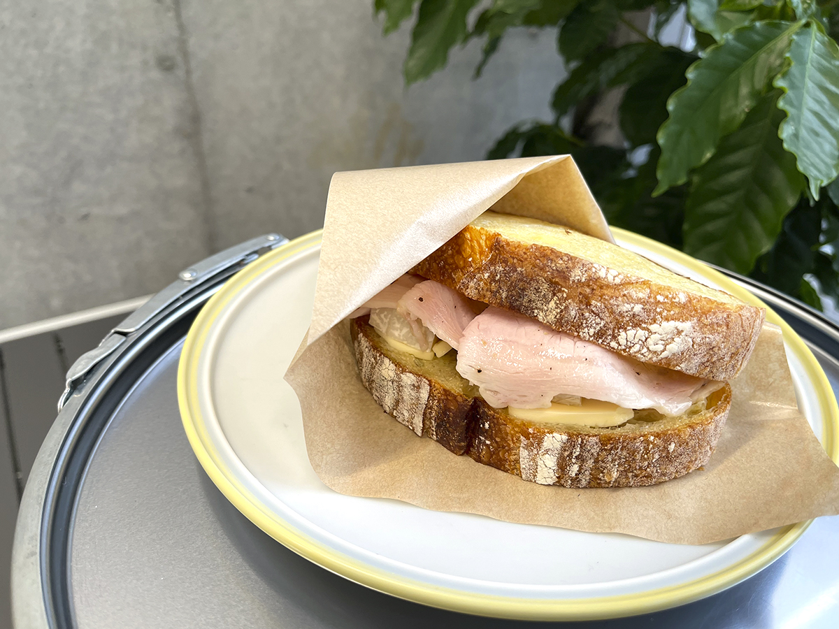 「ハムとカマンベールサンド」734円