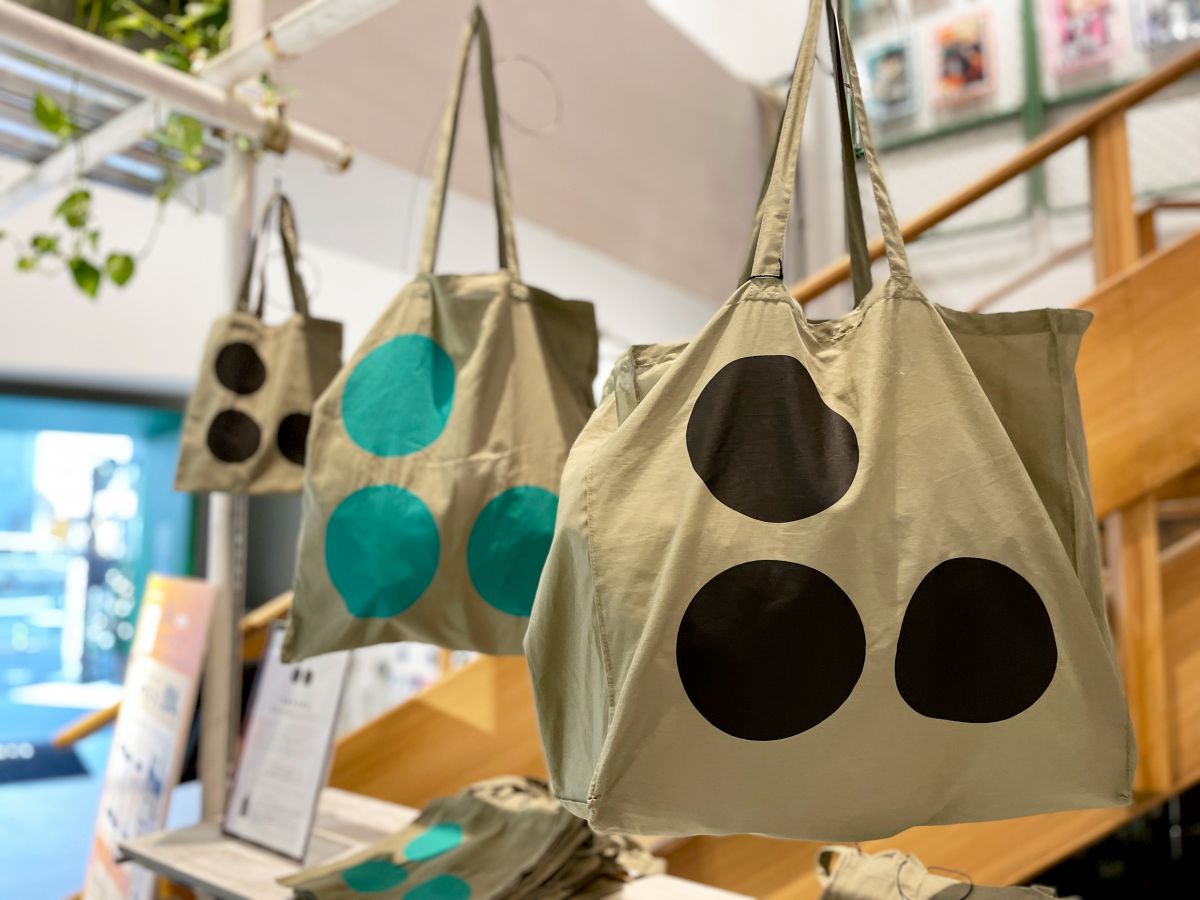 「オリジナルトートバッグ」（左から）Sサイズ 220円、Mサイズ 330円、Lサイズ 550円