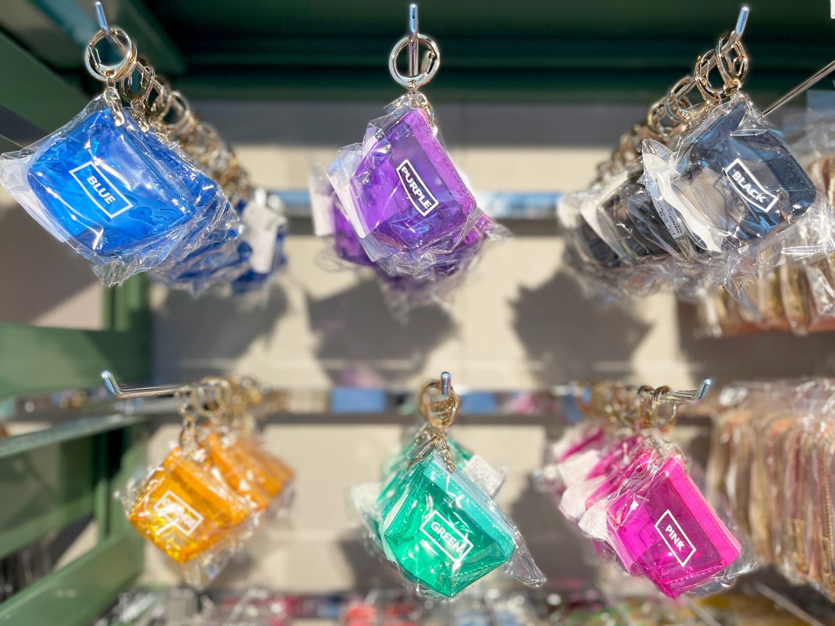 「チャーム付ミニポーチ」330円