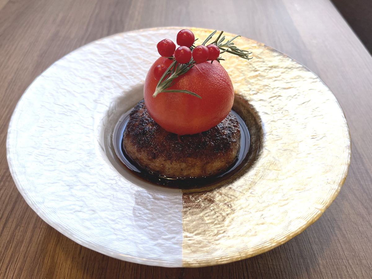 「丸ごとトマトのハンバーグ」1380円（ディナータイムメニュー）