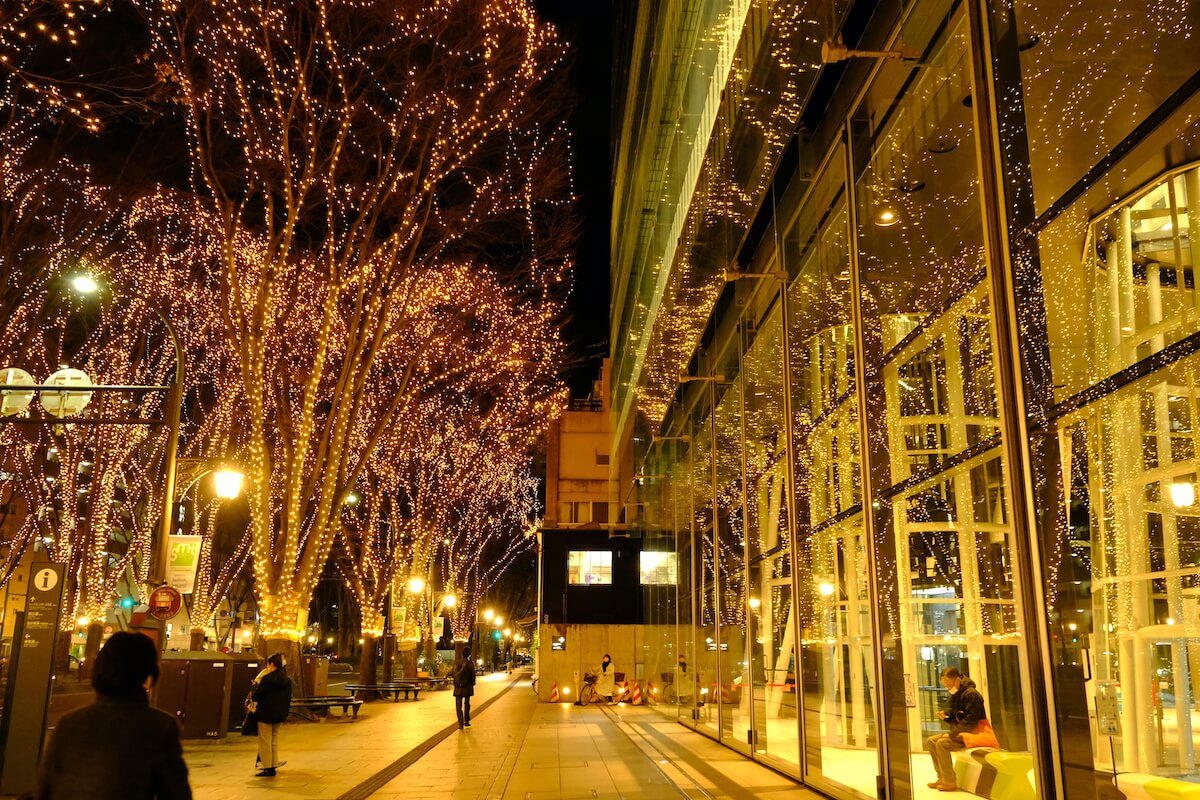 せんだいメディアテークの外壁に映り込むイルミネーション