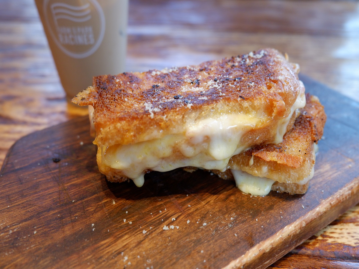 写真手前から「グリルドチーズサンドウィッチ」900円、「カフェ コン レチェ」500円