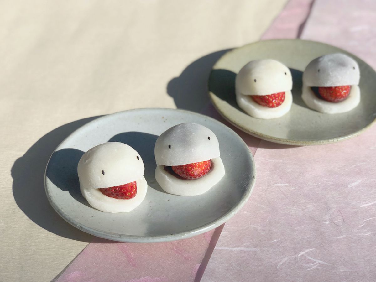 「妖怪★いちご大福」 店頭価格1個300円、オンライン価格6個入り（ミルク餡3個・こし餡3個）2090円（箱代・クール代金含む、送料別）