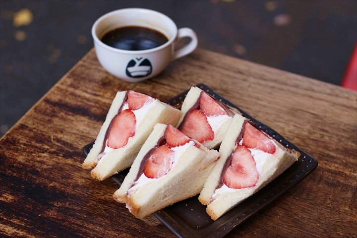 「あまおうサンド」1000円、「アメリカーノ」600円（フードやスイーツとセットの場合500円）