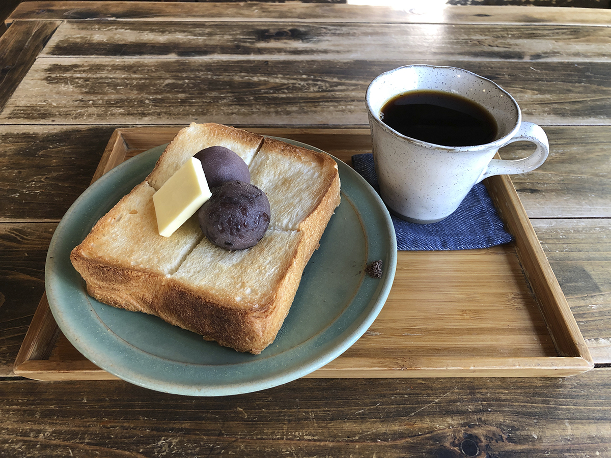 左から「よくばりしゅまりあんバタートースト」880円、「ハンドドリップコーヒー(OTTOTTOブレンド)」550円